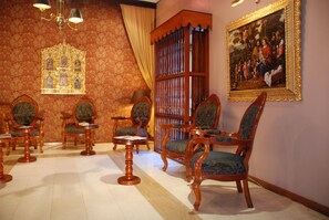Área de estar no saguão