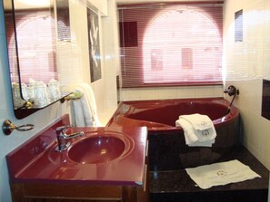 Double Room | Bathroom | Free toiletries, hair dryer, towels