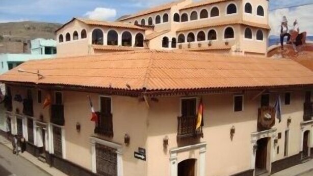 Un edificio con techo de tejas y varios balcones.