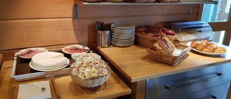 Desayuno continental todos los días (EUR 8 por persona)