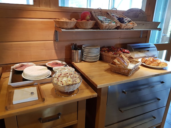 Daily continental breakfast (EUR 8 per person)