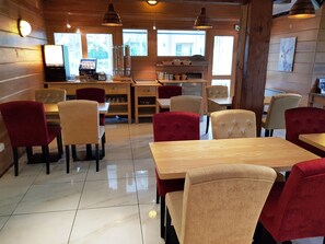 Se ofrece un desayuno continental (8 EUR por persona)