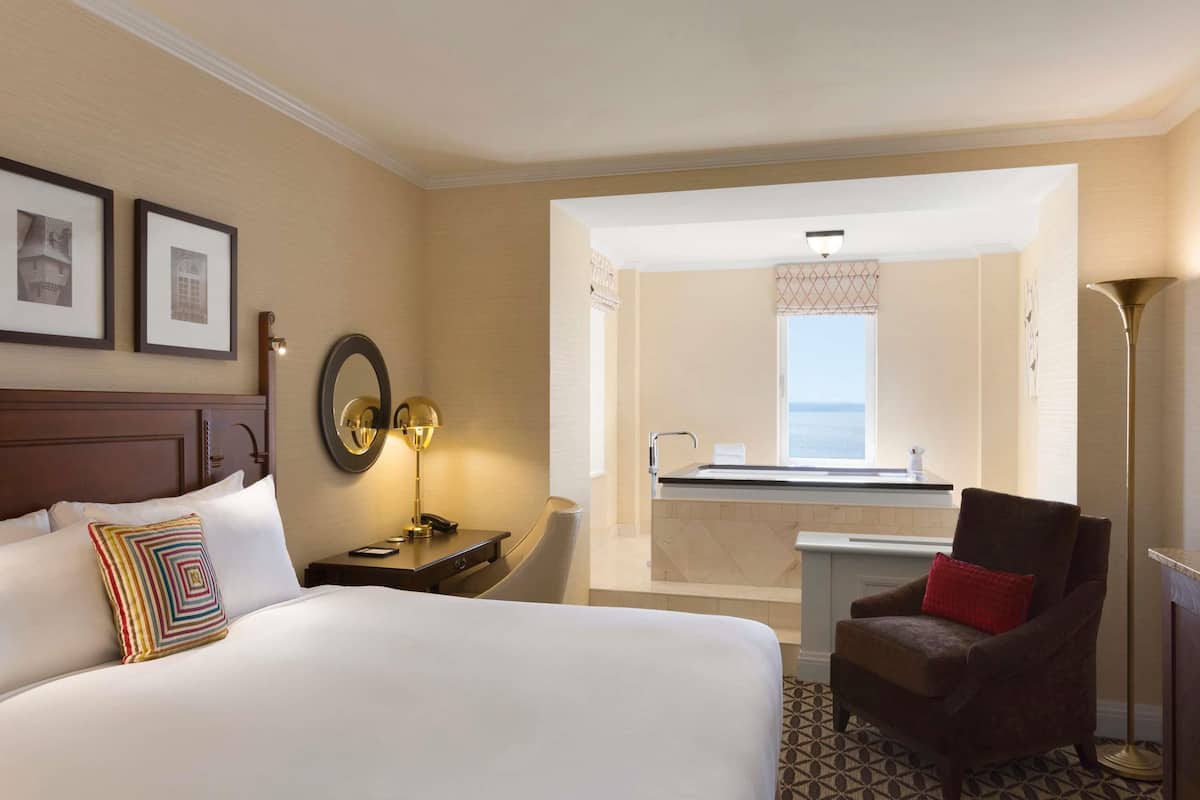 Deluxe-Zimmer, 1 King-Bett, Nichtraucher, Flussblick (Deluxe View Jacuzzi)