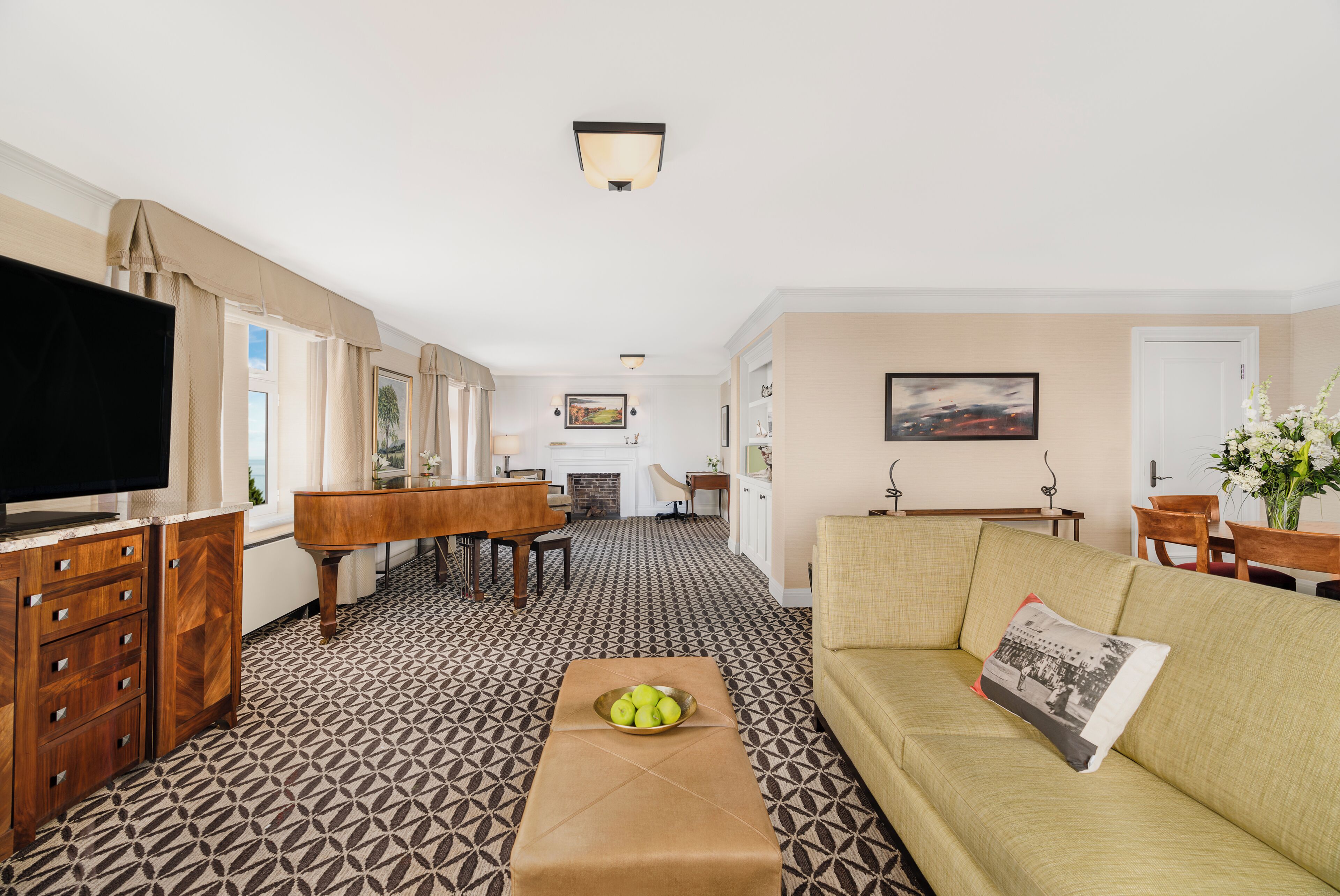 presidential suite, 1 king bed, river view | hypo-allergenic bedding, pillow-top beds, minibar, in-room safe