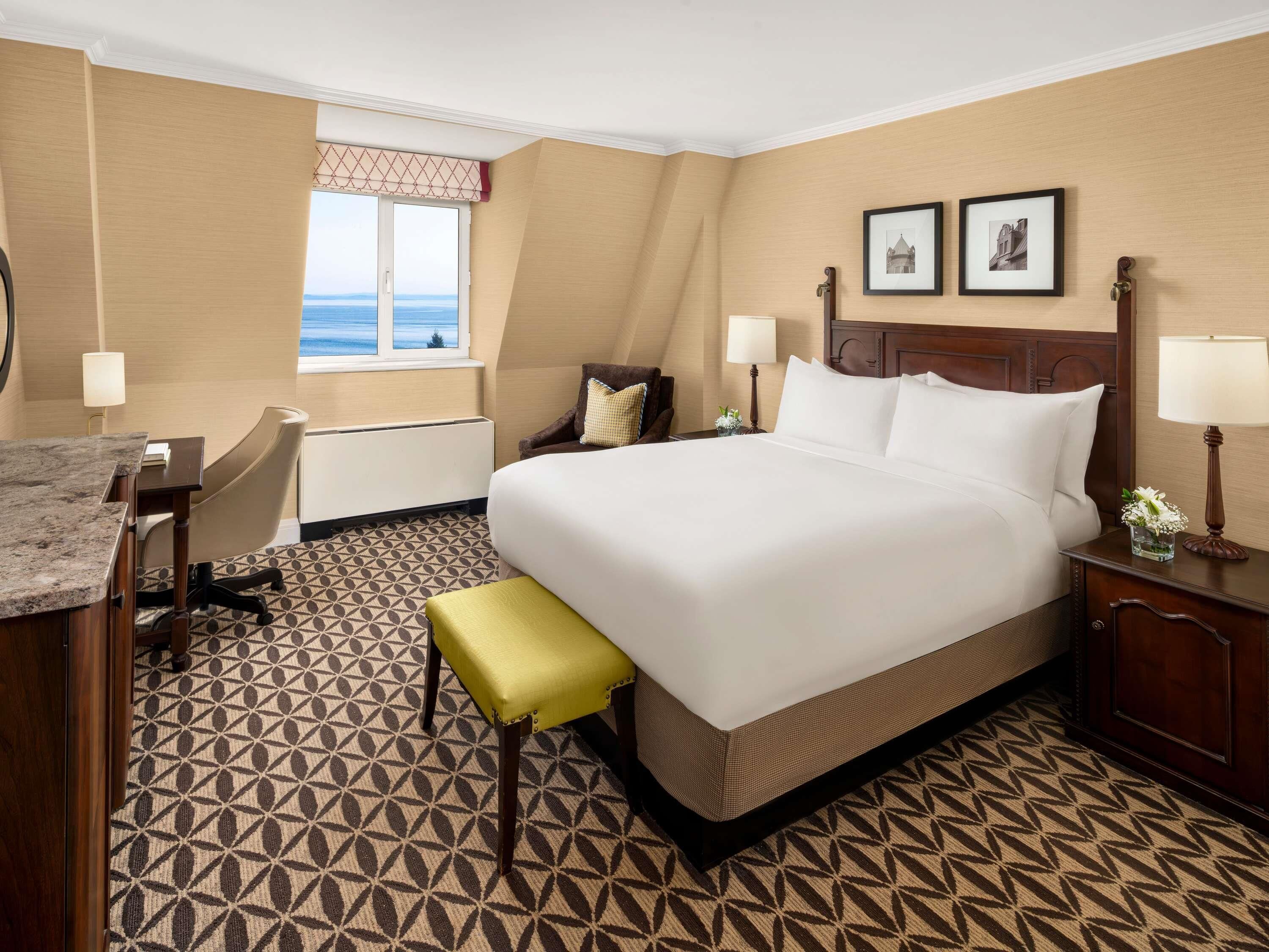 Room, 1 Queen Bed, River View | Hypo-allergenic bedding available, pillowtop beds, minibar, in-room safe
