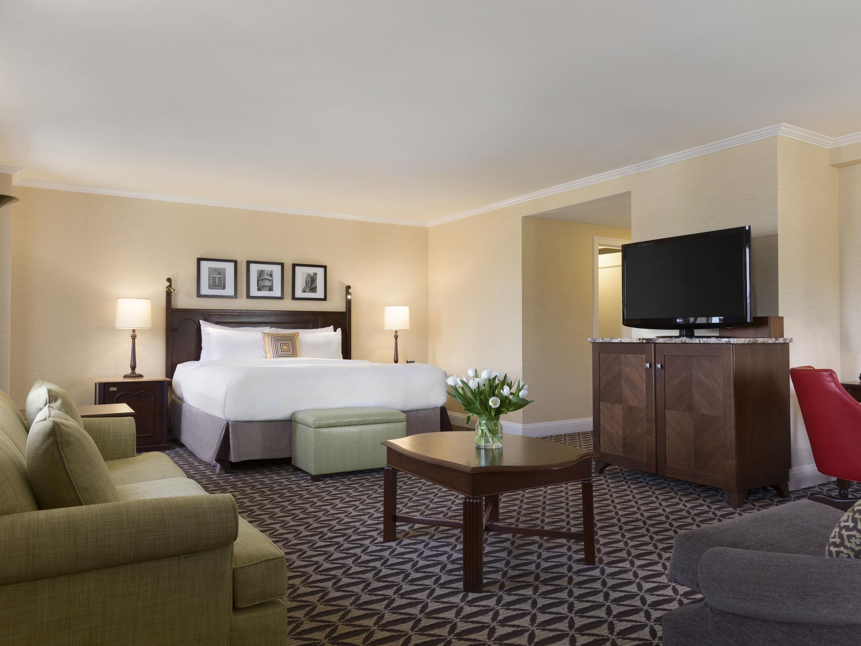 Deluxe Room, 1 King Bed with Sofa bed, Non Smoking | Hypo-allergenic bedding, pillowtop beds, minibar, in-room safe