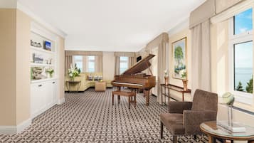 Suite presidencial, 1 cama de matrimonio grande, vistas al río | Ropa de cama hipoalergénica, colchones con acolchado adicional, minibar