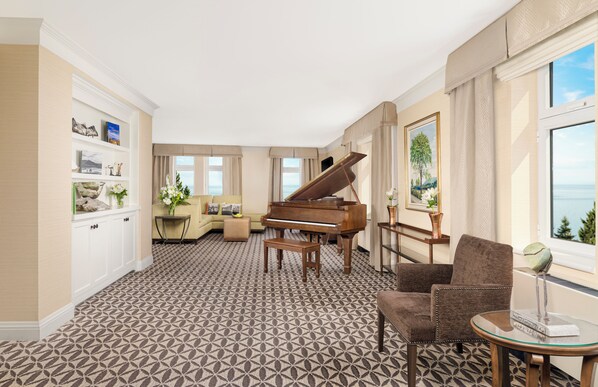 ห้องเพรสซิเดนเชียลสวีท, เตียงคิงไซส์ 1 เตียง, วิวแม่น้ำ | เครื่องนอนป้องกันสารก่อภูมิแพ้, เตียงพร้อมฟูกเสริมที่นอน, มินิบาร์