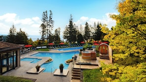 A resort with a large swimming pool, sun loungers, and a sauna. - Fairmont Le Manoir Richelieu (La Malbaie)