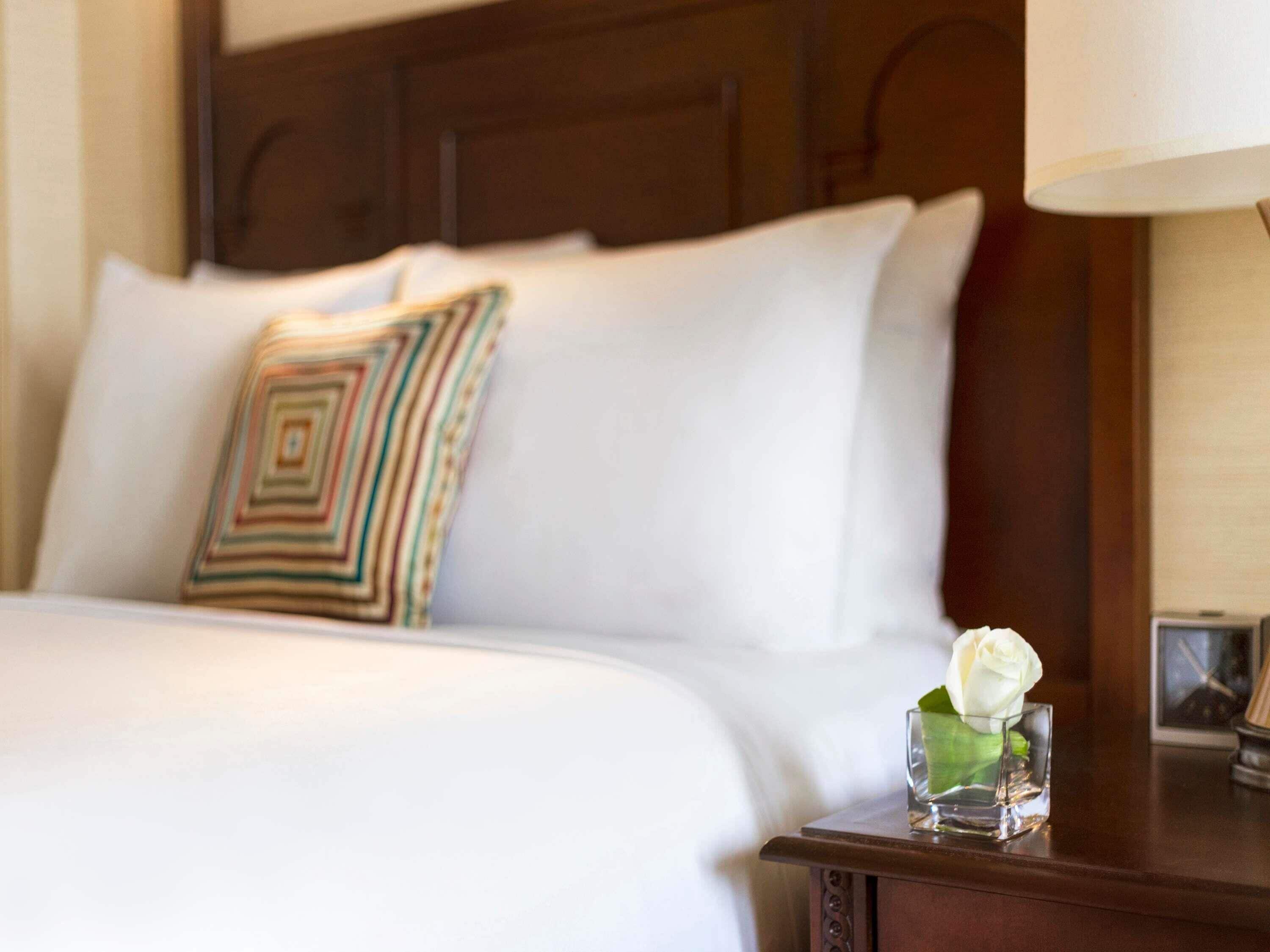 Room, 1 Queen Bed, Non Smoking (Fairmont Room) | Hypo-allergenic bedding, pillowtop beds, minibar, in-room safe