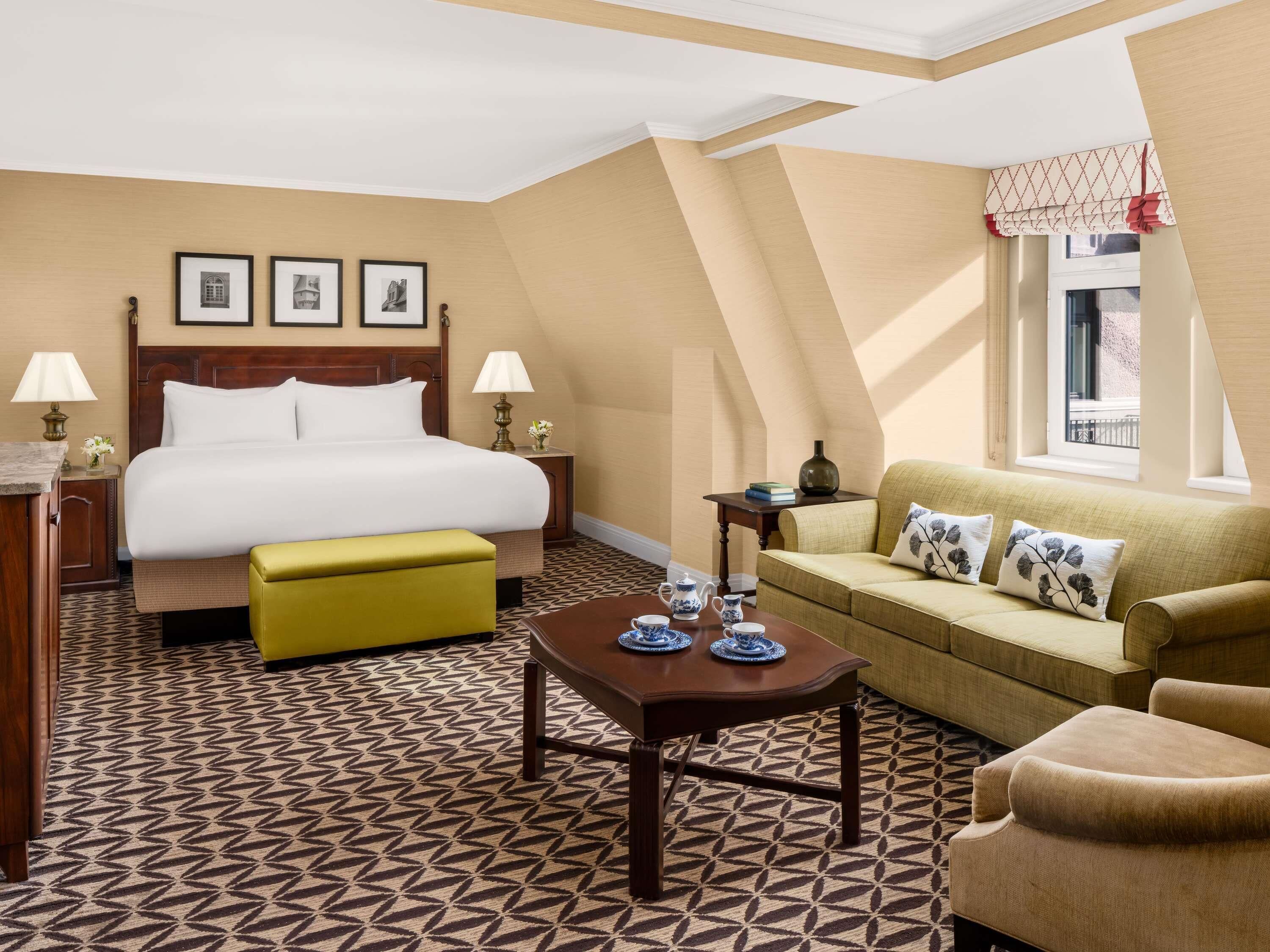 Deluxe Room, 1 King Bed with Sofa bed, Non Smoking | Hypo-allergenic bedding, pillowtop beds, minibar, in-room safe