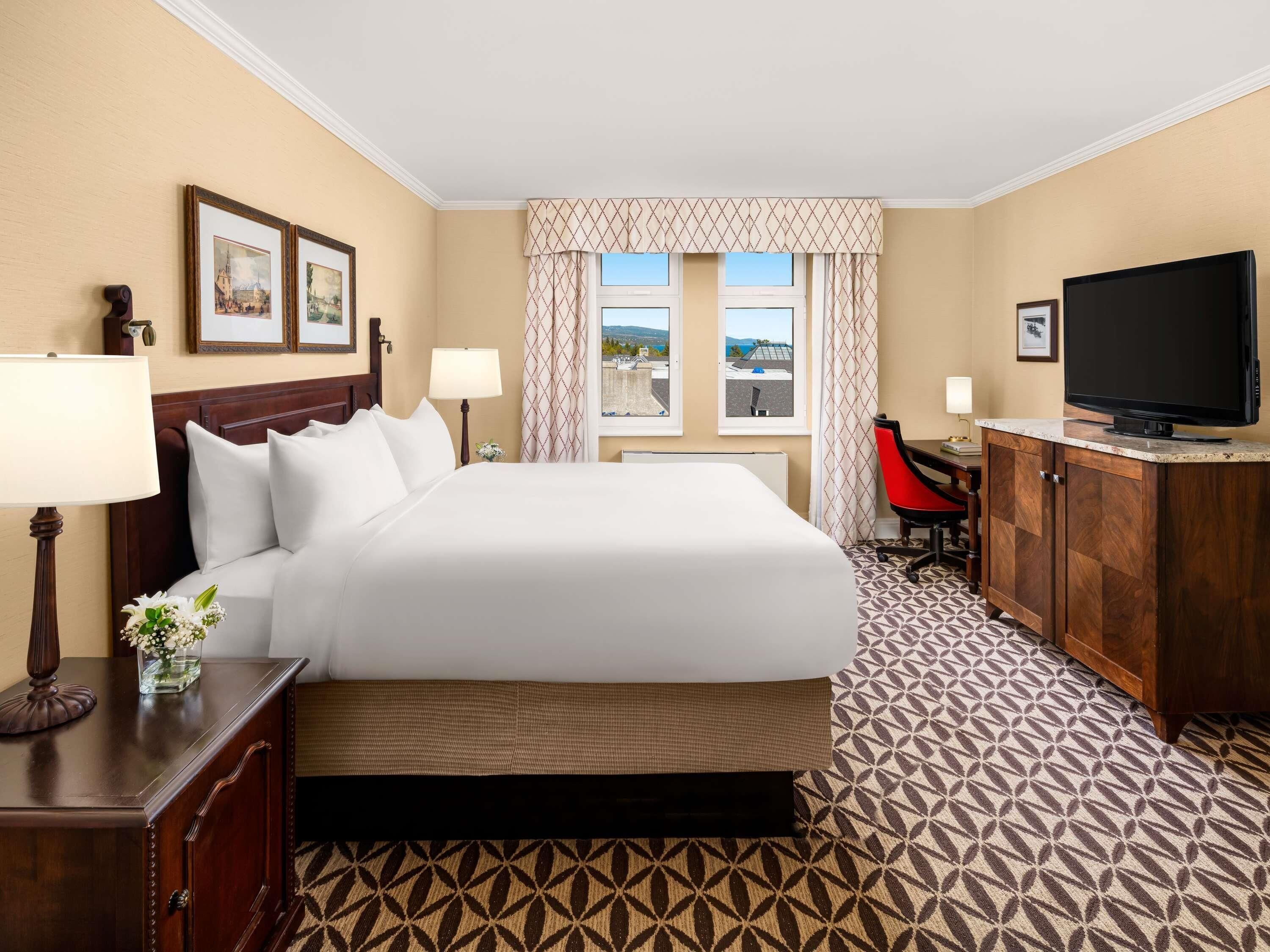 Room, 1 King Bed, Non Smoking (Fairmont) | Hypo-allergenic bedding, pillowtop beds, minibar, in-room safe