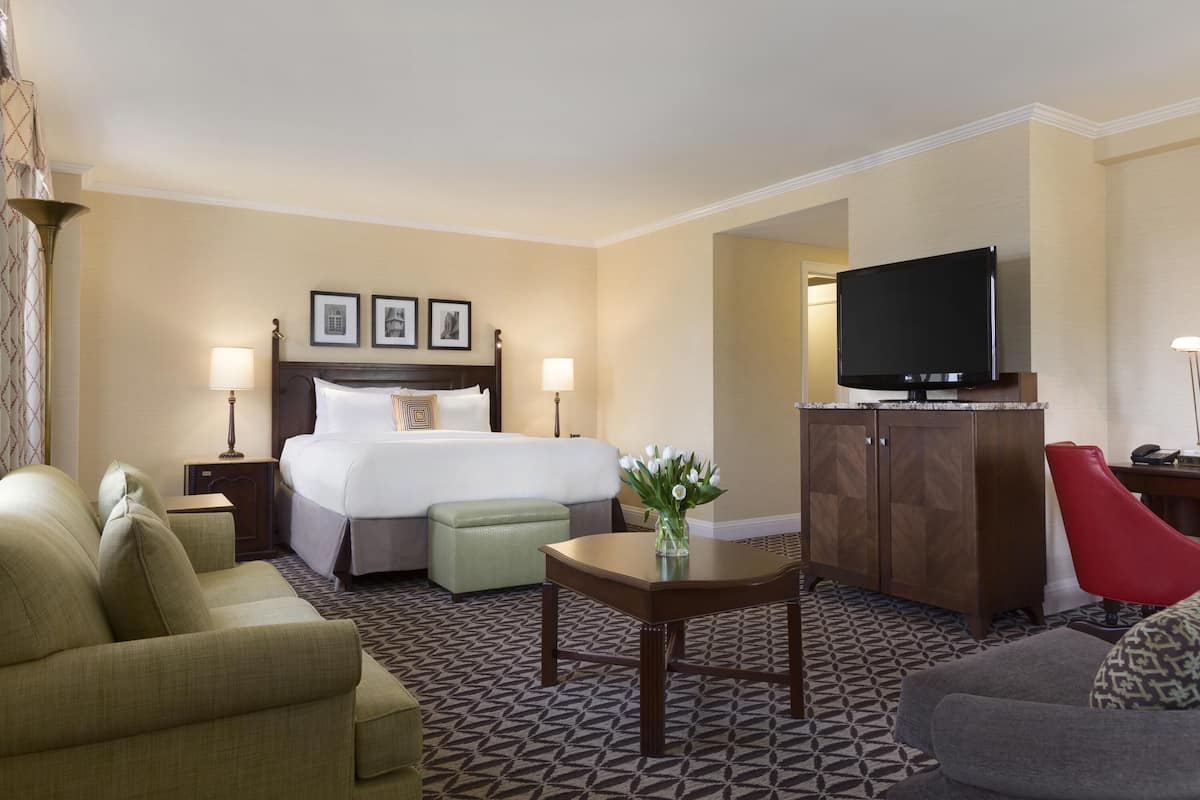 Deluxe Room, 1 King Bed with Sofa bed, Non Smoking | Hypo-allergenic bedding, pillow-top beds, minibar, in-room safe