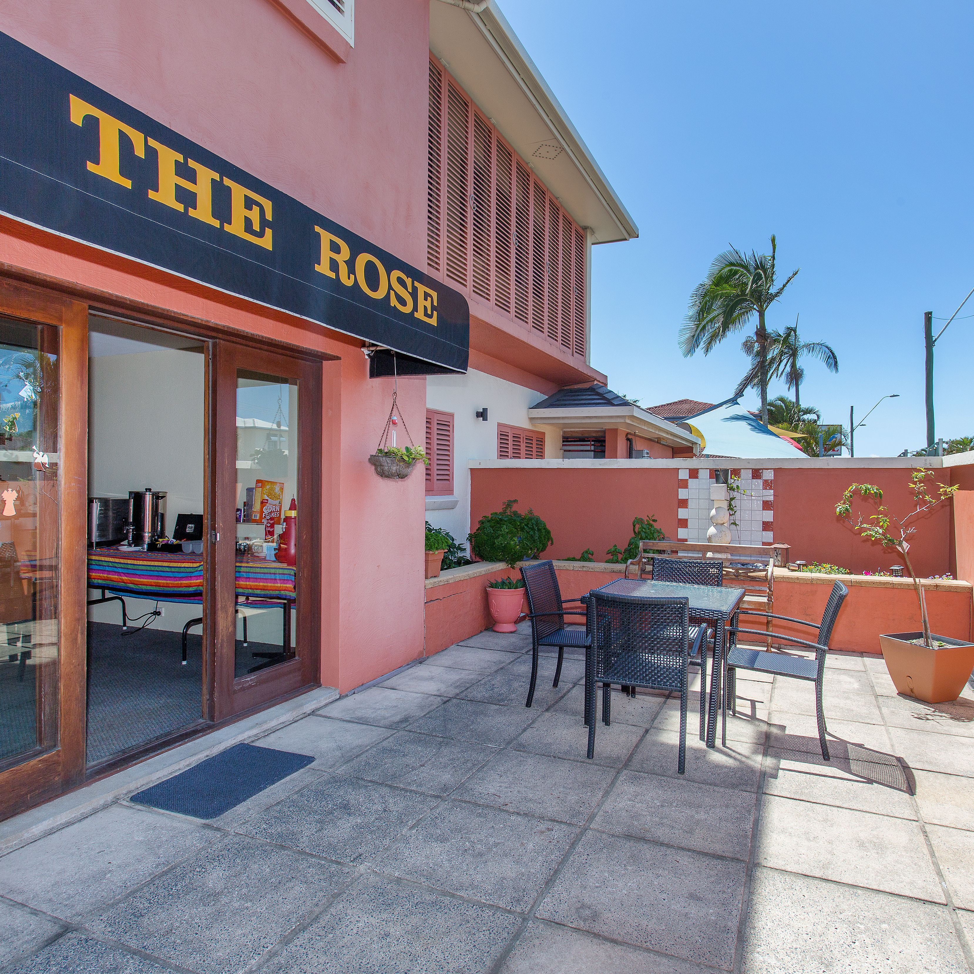 Un restaurant appelé «The Rose», doté d’une terrasse et d’une cuisine ouverte.