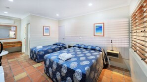 Habitación estándar con 2 camas individuales | Escritorio, tabla de planchar con plancha, wifi gratis y ropa de cama