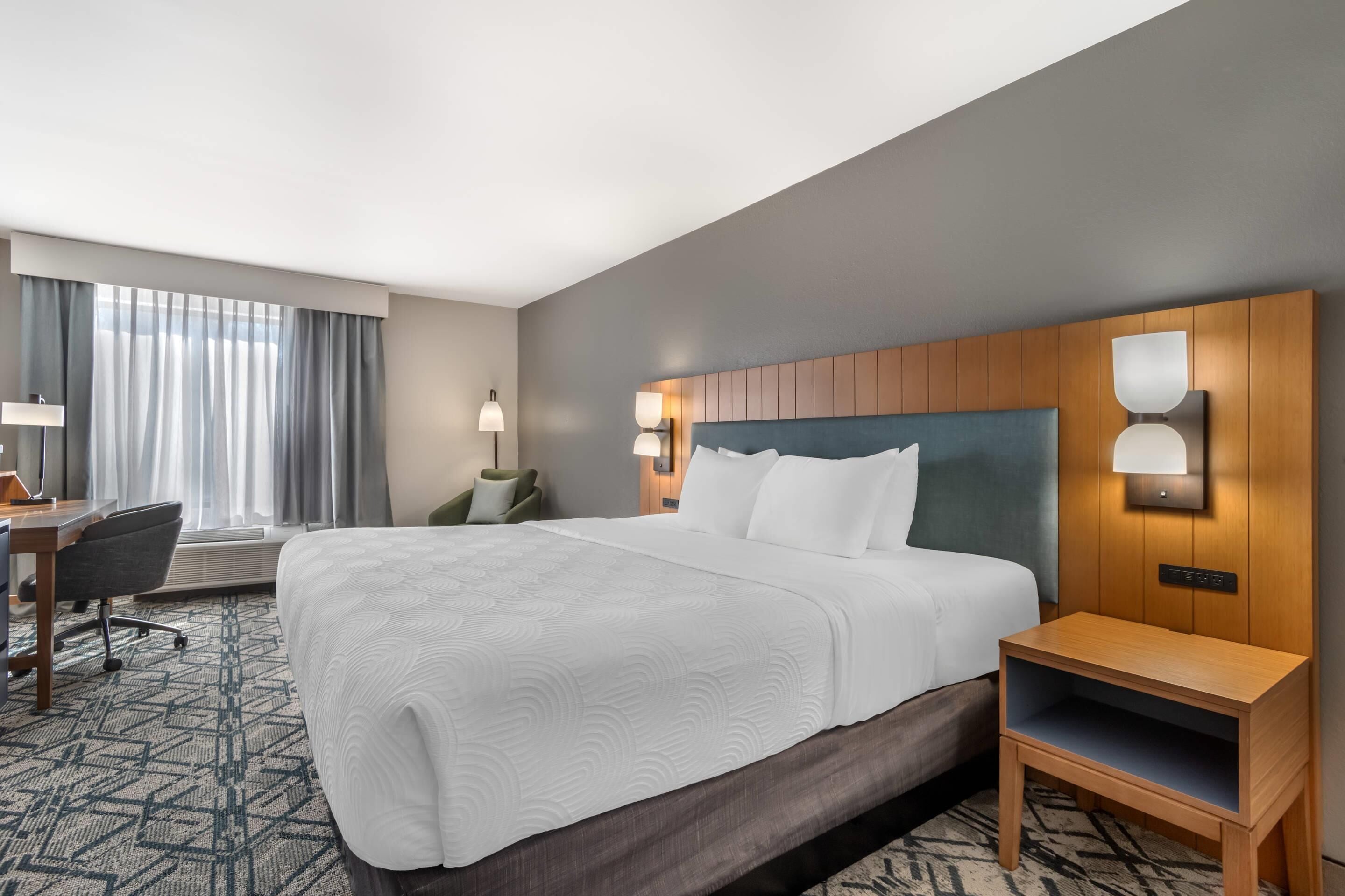 Chambre Premium, 1 très grand lit, non-fumeurs | Coffres-forts dans les chambres, bureau, fer et planche à repasser