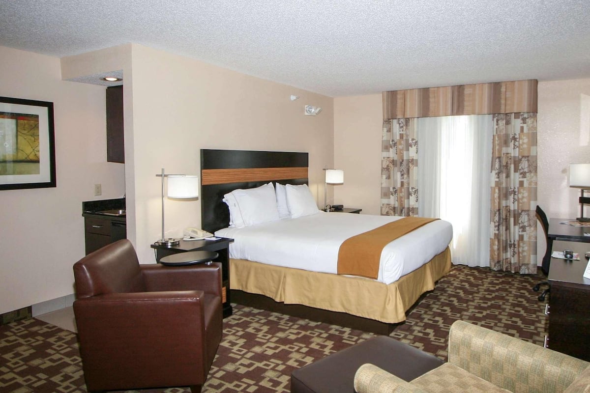 In-room safe, desk, iron/ironing board, free cots/infant beds