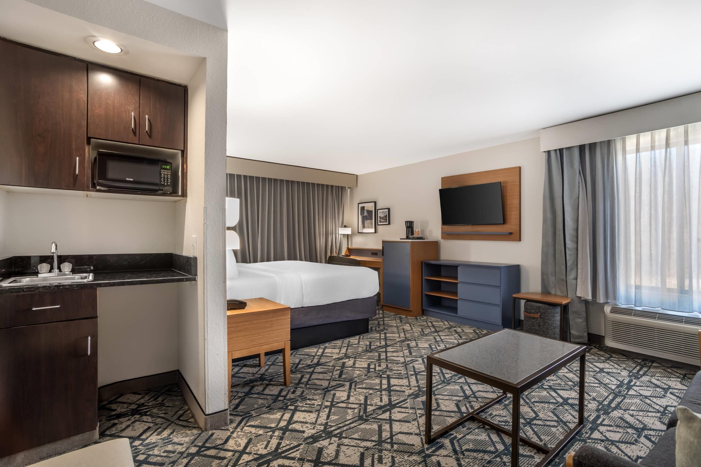 Studio Suite, 1 King Bed, Non Smoking | In-room safe, desk, iron/ironing board, free cribs/infant beds