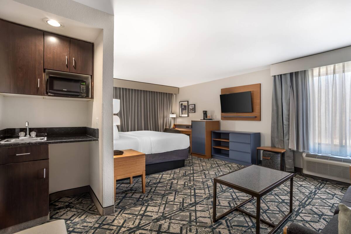 Studio Suite, 1 King Bed, Non Smoking | In-room safe, desk, iron/ironing board, free cribs/infant beds