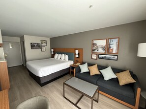 Chambre, 1 trÚs grand lit et 1 canapé-lit, non-fumeurs | Coffres-forts dans les chambres, bureau, fer et planche à repasser