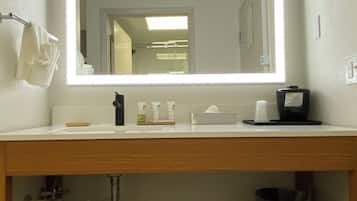 Habitación, 1 cama King size y sofá cama, para no fumadores | Baño | Secadora de cabello y toallas