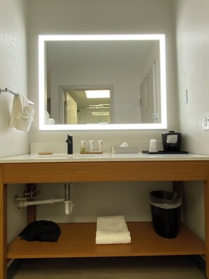 Habitación, 1 cama King size y sofá cama, para no fumadores | Baño | Secadora de cabello y toallas 