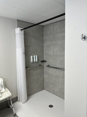 Habitación, 1 cama de matrimonio grande, accesible para personas con discapacidad (Roll-in Shower) | Baño | Secador de pelo y toallas