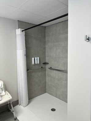 Zimmer, 1 King-Bett, barrierefrei, Nichtraucher (Roll-in Shower) | Badezimmer | Haartrockner, Handtücher