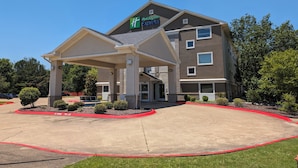 Ein Holiday Inn Express Hotel mit überdachter Eingangsbereich und Parkplatz.