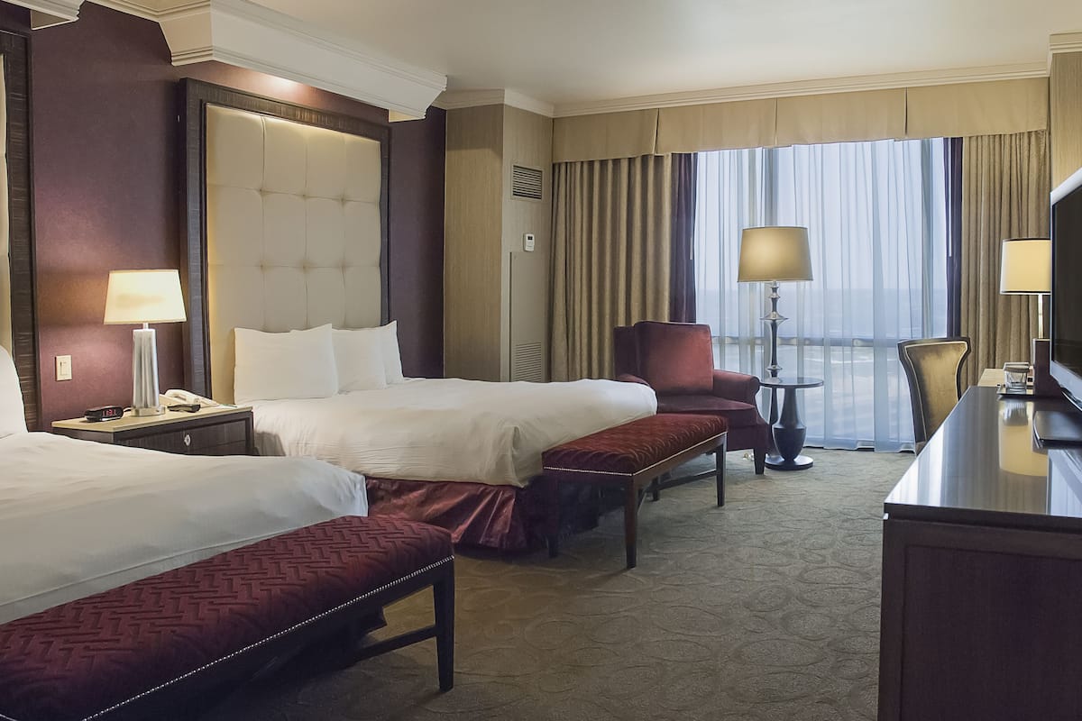 premium bedding, pillow-top beds, in-room safe, desk