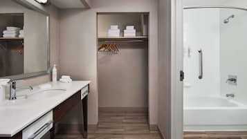 Suite - 1 kingsize-seng - ikke-ryger | Badeværelse | Kombination af bruser/badekar, miljøvenlige toiletartikler, hårtørrer
