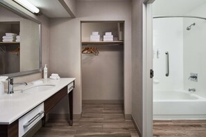 Bañera con ducha, artículos de tocador ecológicos, secador de pelo