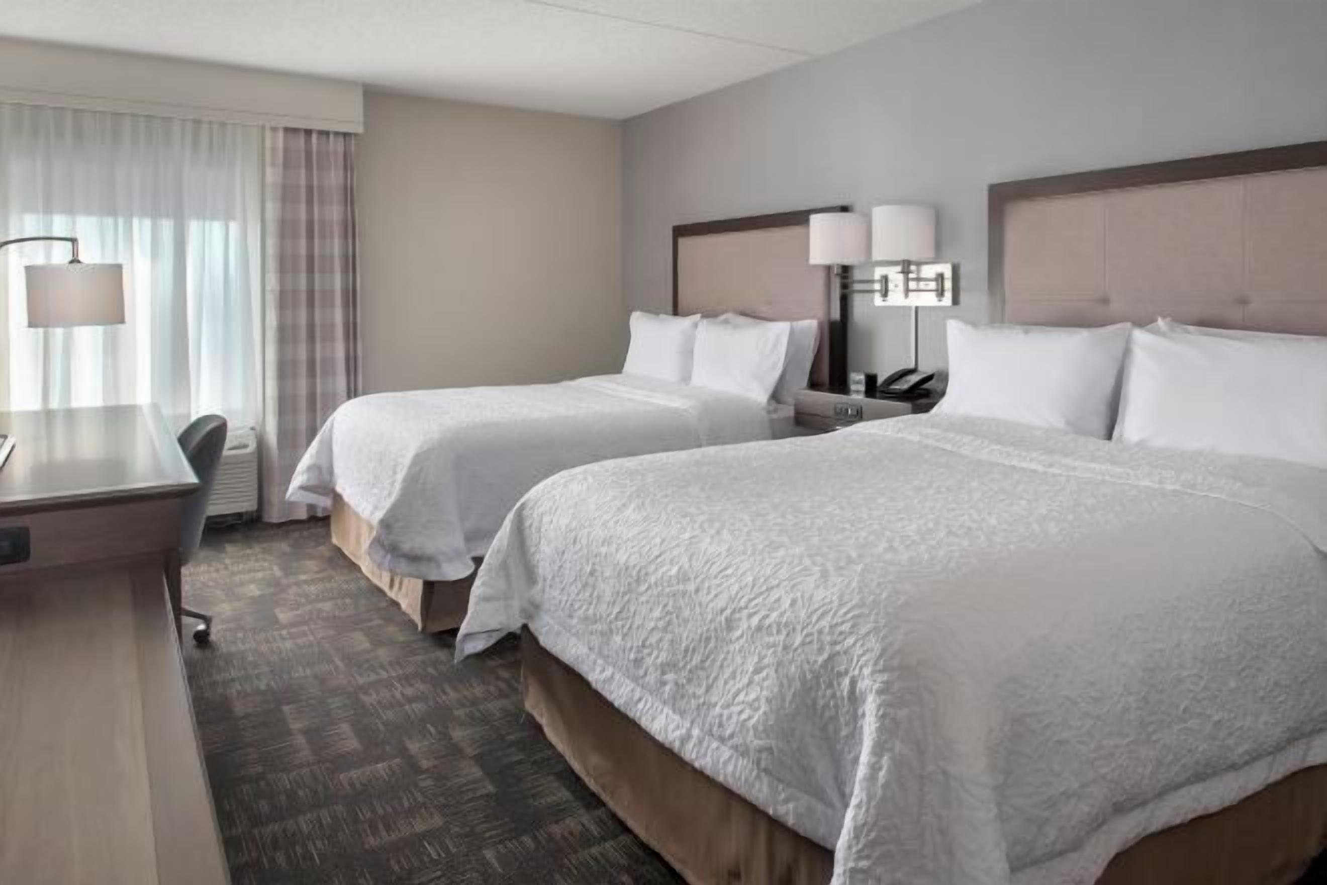 Escritorio, cortinas opacas, tabla de planchar con plancha y wifi gratis