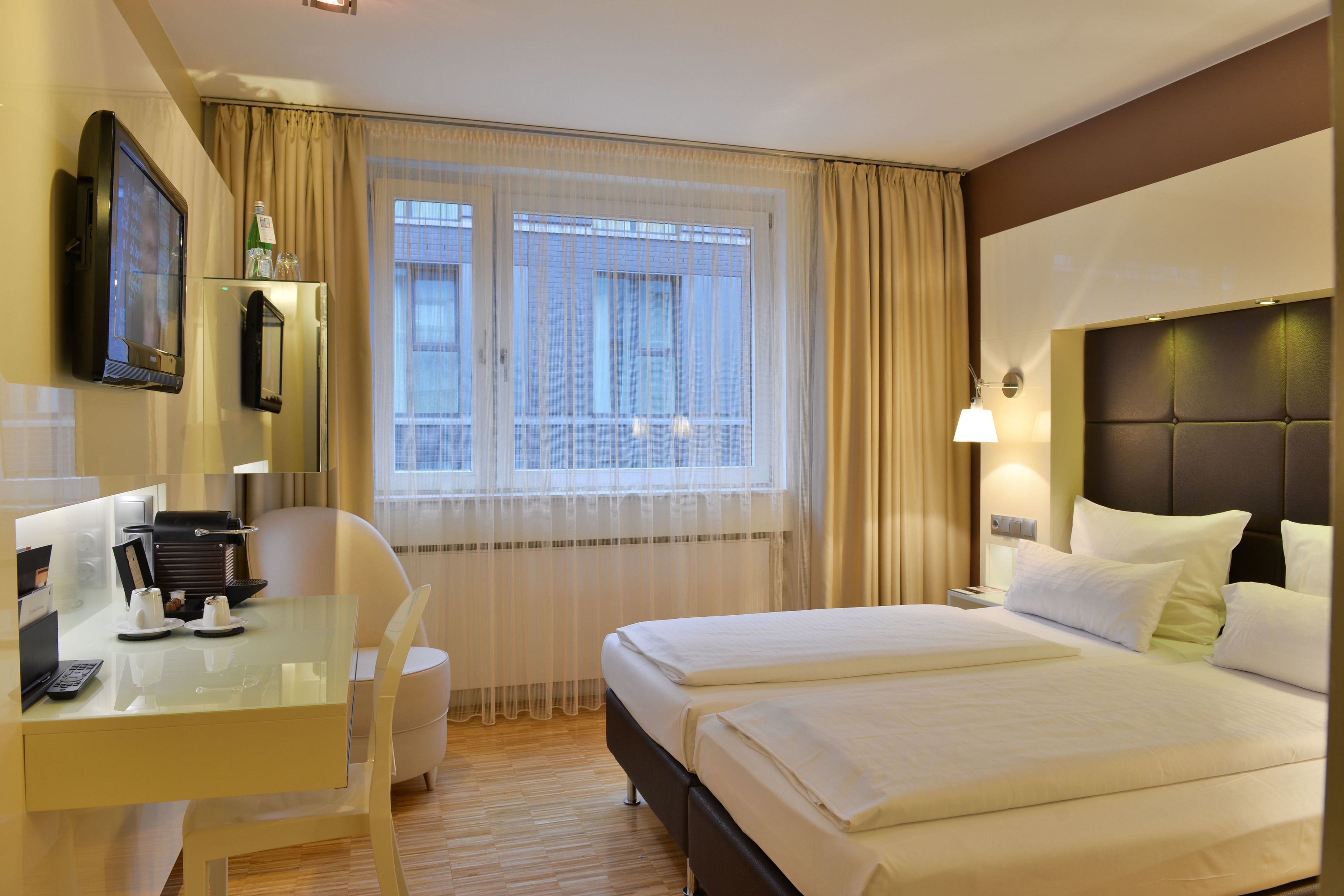 double room | hypo-allergenic bedding, minibar, in-room safe, desk
