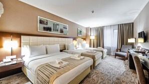 Family Room | Een minibar, een kluis op de kamer, een bureau, verduisterende gordijnen