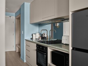 Minibar, coffres-forts dans les chambres, bureau
