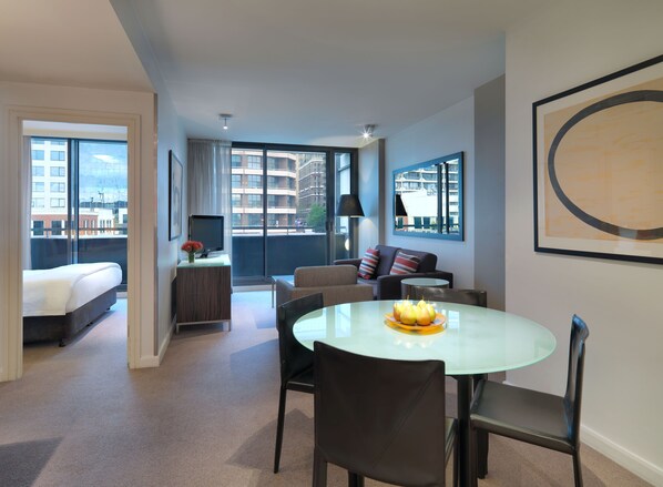 Minibar, in-room safe, desk, laptop workspace - Adina Apartment Hotel Sydney Darling Harbour (Sydney)