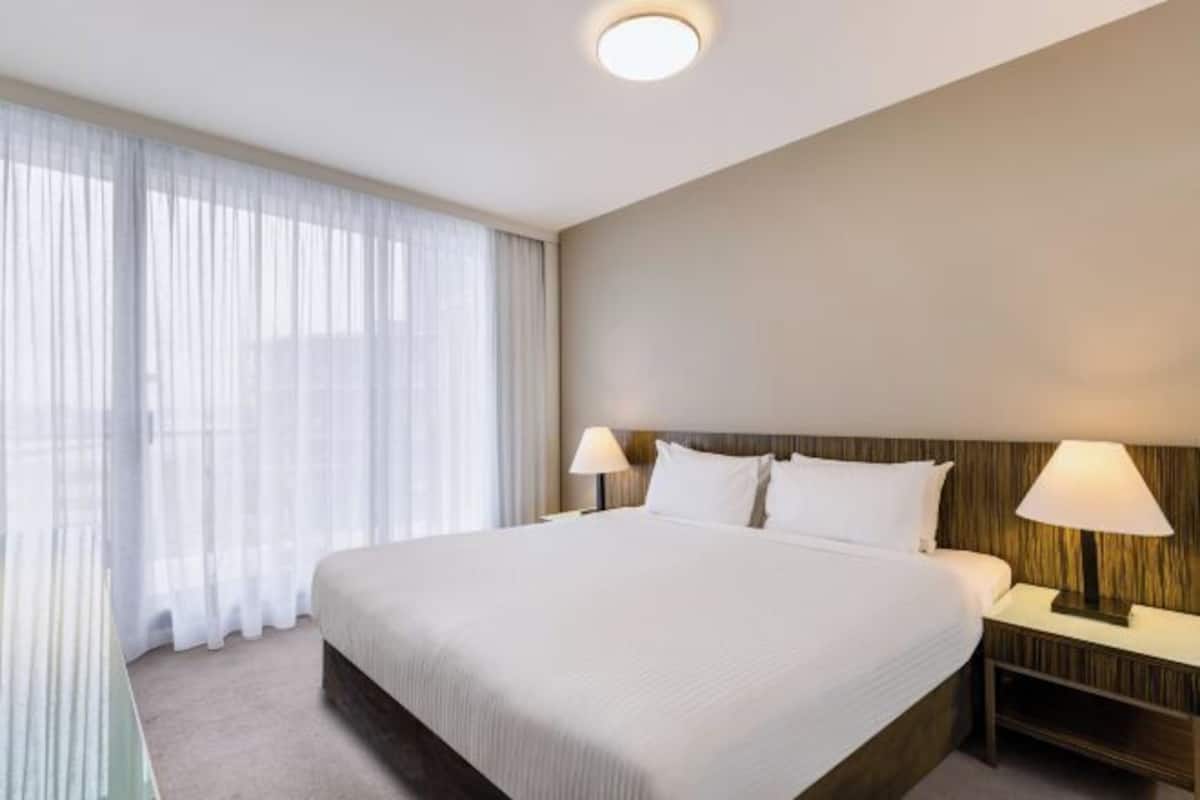 Minibar, két bảo mật tại phòng, bàn