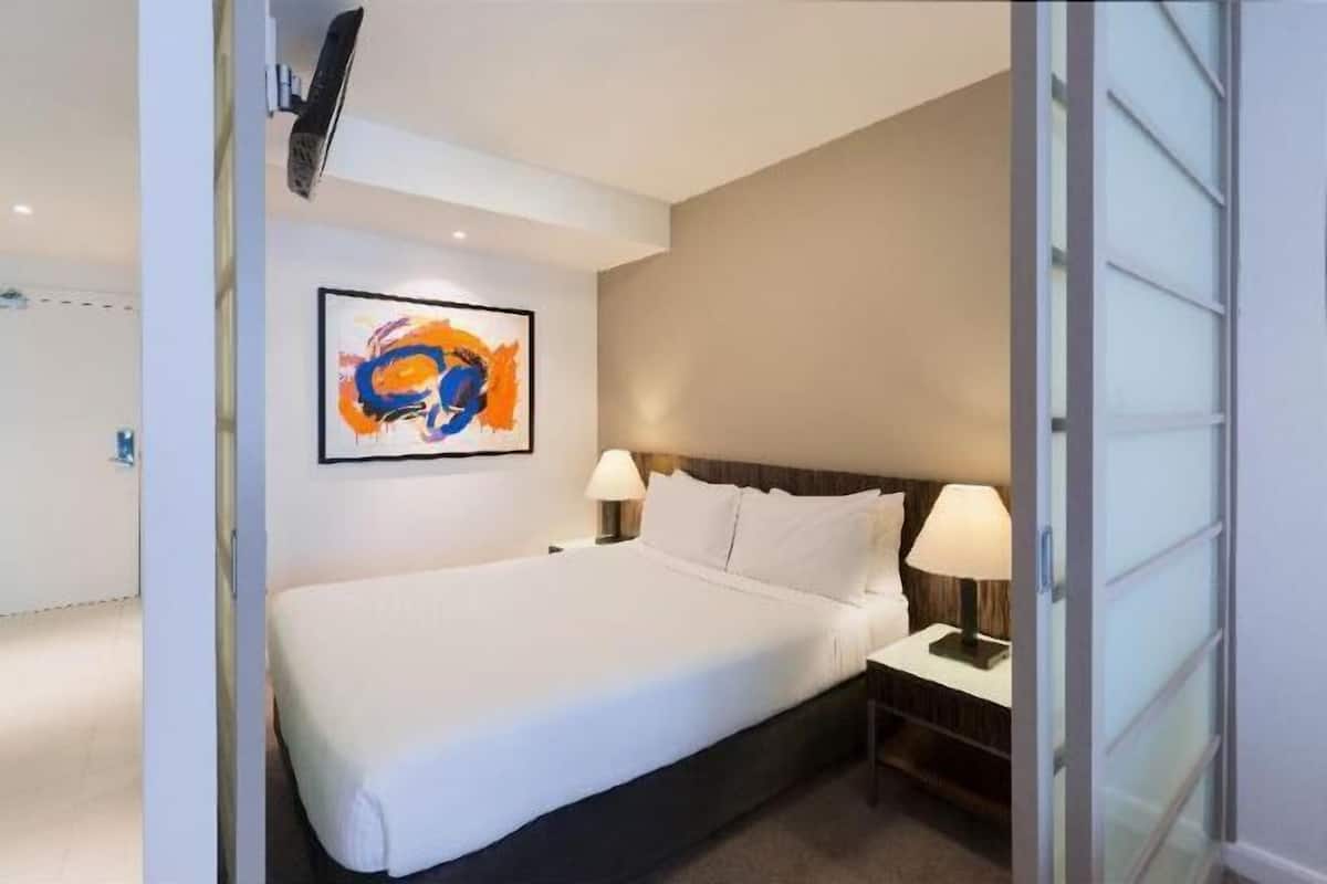 Minibar, két bảo mật tại phòng, bàn