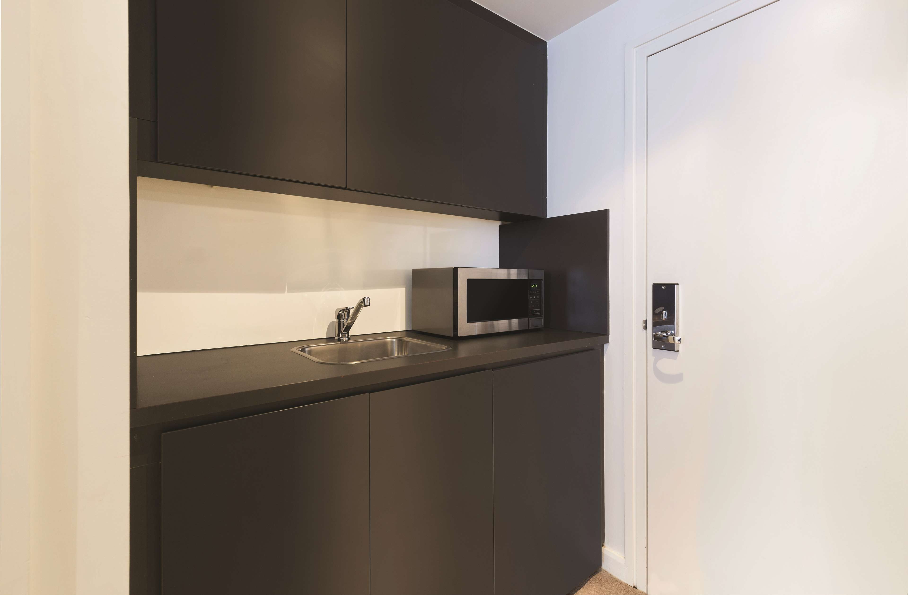 microwave, coffee/tea maker, electric kettle