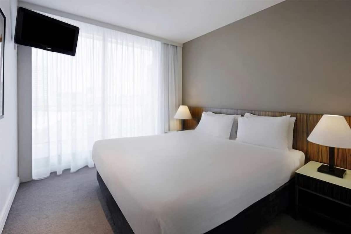 Minibar, két bảo mật tại phòng, bàn