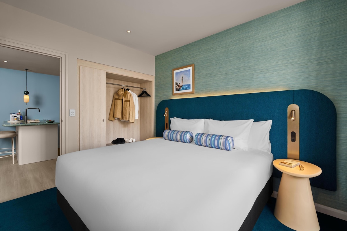 Apartment, 1 Bedroom, Balcony | Minibar, in-room safe, desk, laptop workspace