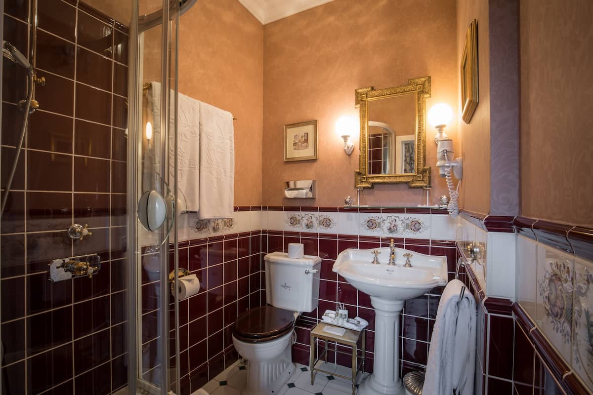 deluxe double room | bathroom | free toiletries, hair dryer, bathrobes, slippers
