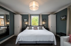 Superior tweepersoonskamer | Hypoallergeen beddengoed, een minibar, een kluis op de kamer