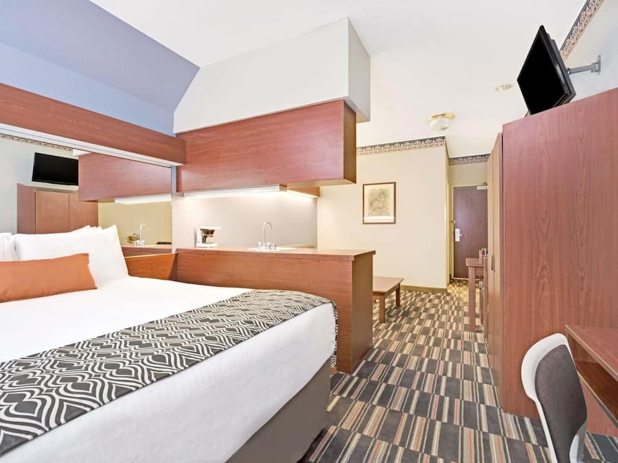 Skrivbord, mörkläggningsgardiner, strykjärn/strykbräda och barnsängar