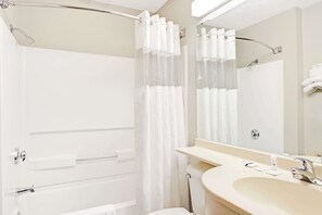 Kostenlose Toilettenartikel, Haartrockner, Handtücher