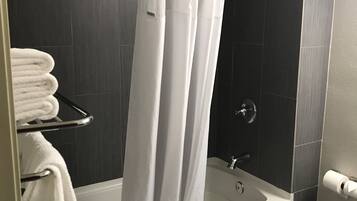 Studio Suite, 2 Tempat Tidur Queen, Bebas Asap Rokok | Kamar mandi | Perlengkapan mandi gratis, pengering rambut, dan handuk