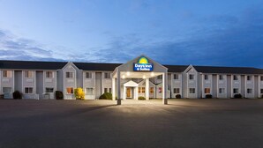 Ein Days Inn & Suites Hotel mit zentralem Eingang, mehreren Zimmern und einem Parkplatz.