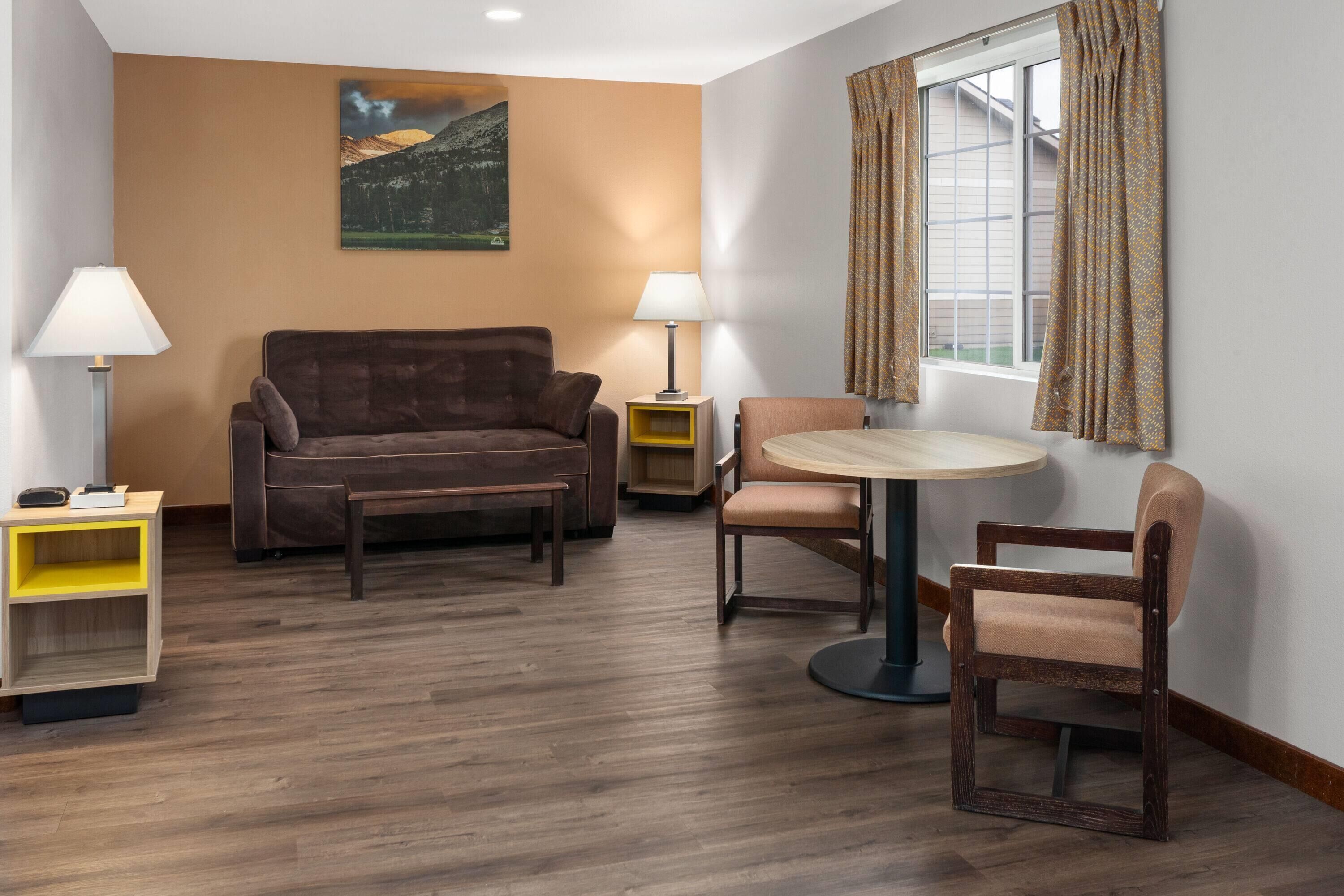 Studiosuite, 1 King-Bett, barrierefrei, Nichtraucher (Mobility) | Schreibtisch, schallisolierte Zimmer, Bügeleisen/Bügelbrett