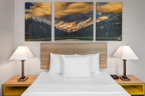 Room, 1 Queen Bed, Accessible, Non Smoking | Desk, soundproofing, iron/ironing board, free cots/infant beds - Days Inn & Suites by Wyndham Spokane Airport Airway Heights (Airway Heights)